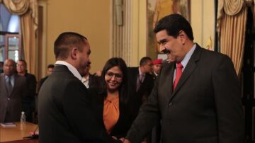 Maduro saludando a Luis Salas, nuevo ministro de Economía Productiva 