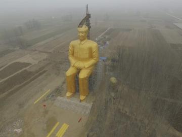 Estatua de 36,6 metros de altura del presidente Mao durante su construcción en Tongxu
