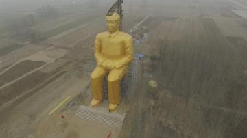 Estatua de 36,6 metros de altura del presidente Mao durante su construcción en Tongxu