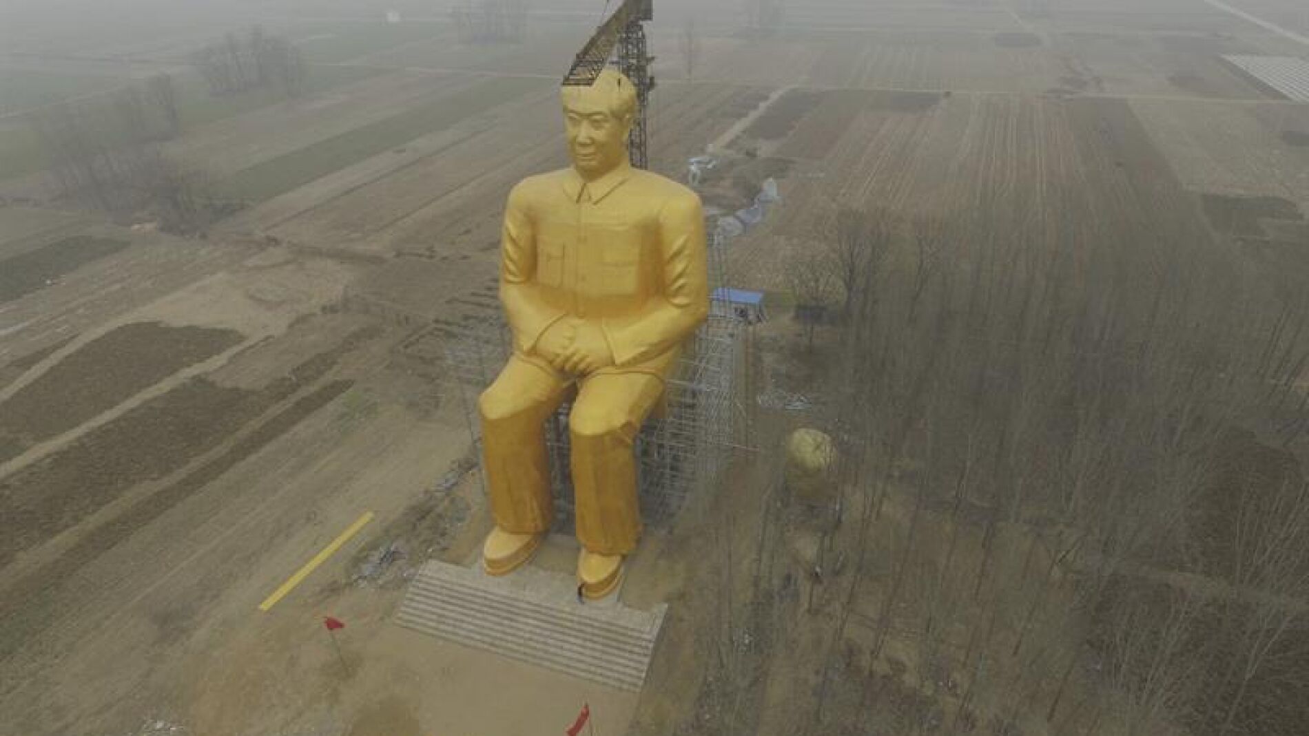 Estatua de 36,6 metros de altura del presidente Mao durante su construcci&oacute;n en Tongxu
