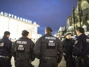 Varios policías patrullan cerca de la estación central de tren de Colonia