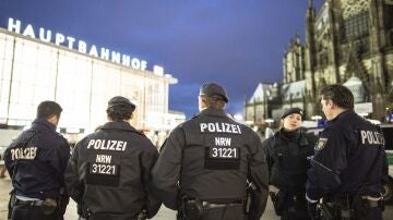 Varios policías patrullan cerca de la estación central de tren de Colonia