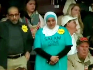 Protesta silenciosa de la mujer musulmana, justo detrás de Donald Trump Protesta silenciosa de la mujer musulmana, justo detrás de Donald Trump