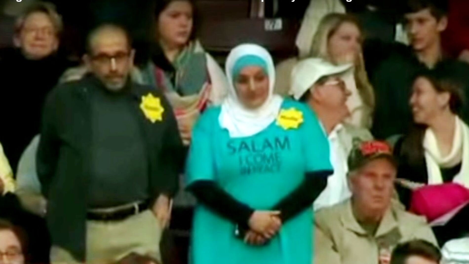 Protesta silenciosa de la mujer musulmana, justo detr&aacute;s de Donald Trump