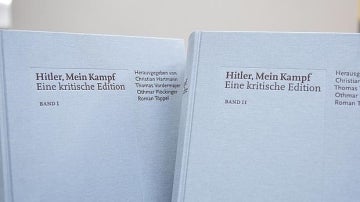Los dos volúmenes de la reedición de 'Mein Kampf'