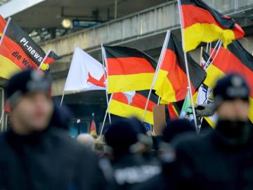 Manifestantes en Colonia con banderas alemanas