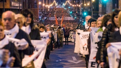 Unas 70.000 personas piden en Bilbao el acercamiento de los presos de ETA