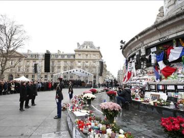 Las autoridades francesas rinden un sobrio homenaje a las víctimas del terrorismo en París