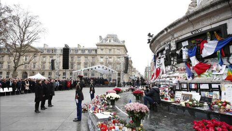 Las autoridades francesas rinden un sobrio homenaje a las v&iacute;ctimas del terrorismo en Par&iacute;s