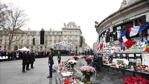 Las autoridades francesas rinden un sobrio homenaje a las víctimas del terrorismo en París Las autoridades francesas rinden un sobrio homenaje a las víctimas del terrorismo en París