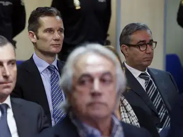 Iñaki Urdangarin y su socio, Diego Torres, en la sala del juicio del caso Nóos Iñaki Urdangarin y su socio, Diego Torres, en la sala del juicio del caso Nóos
