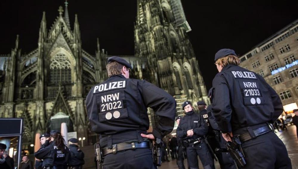 Policías de Colonia vigilan alrededor de la Catedral de Colonia