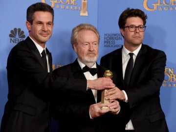 Ridley Scott posa junto a la estatuilla