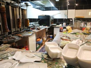 El interior de un restaurante árabe quedó destrozado tras la marcha