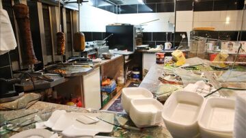El interior de un restaurante árabe quedó destrozado tras la marcha
