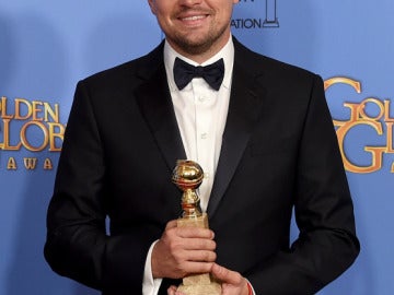 Leonardo DiCaprio, feliz con su Globo de Oro