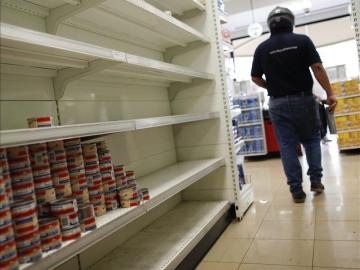 Estanterías desabastecidas en un supermercado en Venezuela
