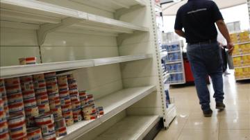 Estanterías desabastecidas en un supermercado en Venezuela