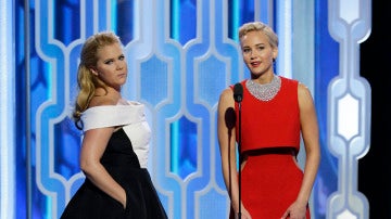 Amy Schumer y Jennifer Lawrence en la gala