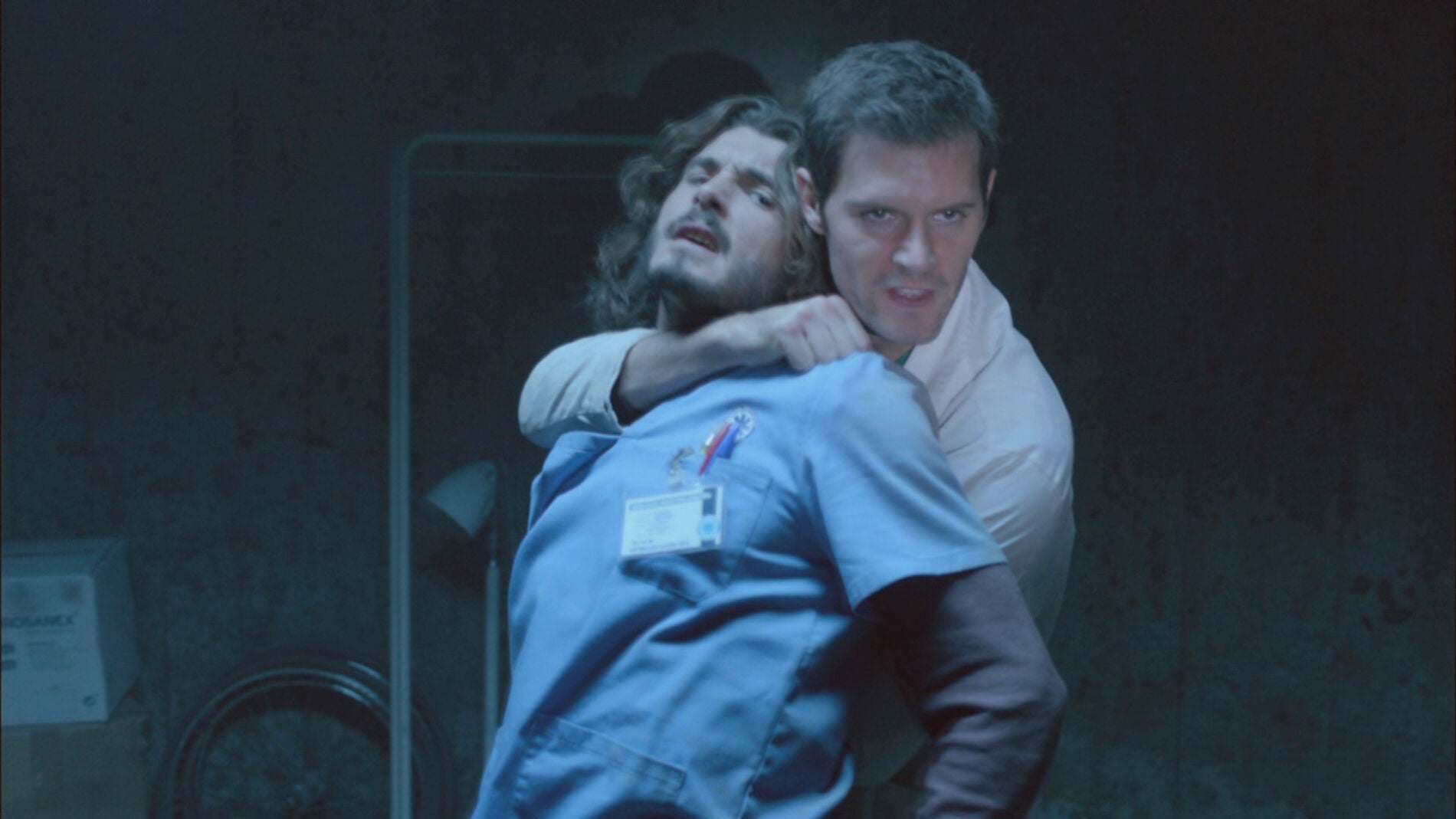 Alain sujeta a V&iacute;ctor