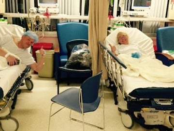 Imagen de la pareja en el hospital