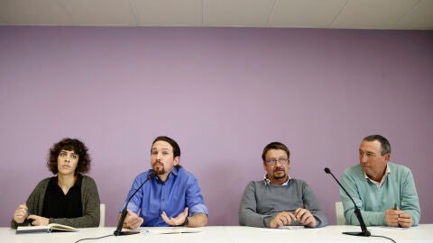 Iglesias con representantes de En Marea, En Com&uacute; Podem y Comprom&iacute;s Podemos