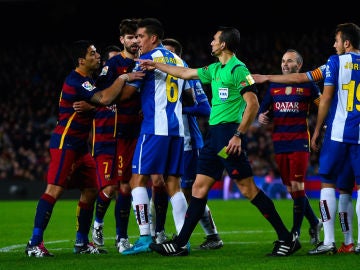 Luis Suárez se encara ante los jugadores del Espanyol