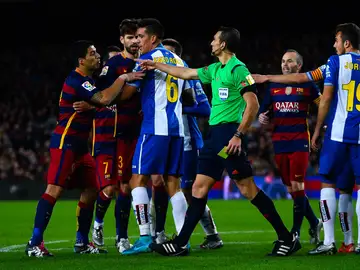Luis Suárez se encara ante los jugadores del Espanyol Luis Suárez se encara ante los jugadores del Espanyol