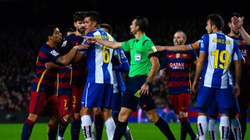 Luis Suárez se encara ante los jugadores del Espanyol