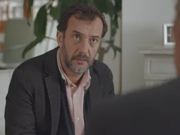 Enrique habla con el comisario Casas Enrique habla con el comisario Casas