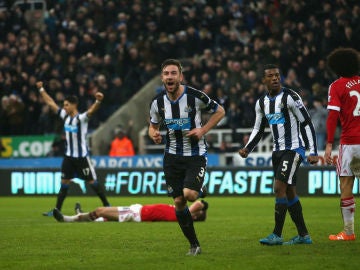 Paul Dummett anota el empate definitivo ante el United