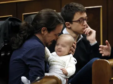 Pablo Iglesias, en su escaño, acuna al bebé de Carolina Bescansa Pablo Iglesias, en su escaño, acuna al bebé de Carolina Bescansa