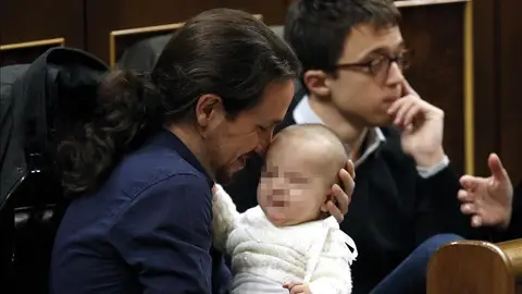 Pablo Iglesias, en su escaño, acuna al bebé de Carolina Bescansa Pablo Iglesias, en su escaño, acuna al bebé de Carolina Bescansa