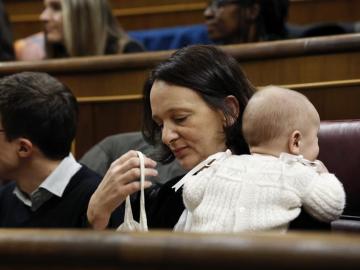 Carolina Bescansa, diputada de Podemos, con su bebé en el Congreso