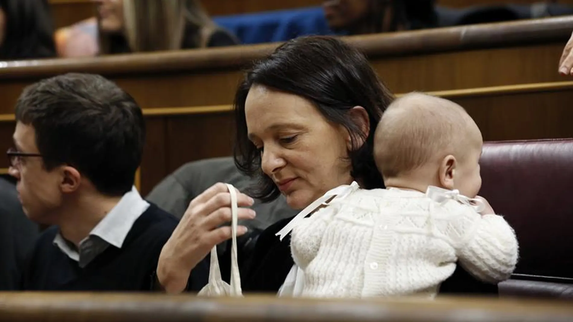 Carolina Bescansa, diputada de Podemos, con su bebé en el Congreso