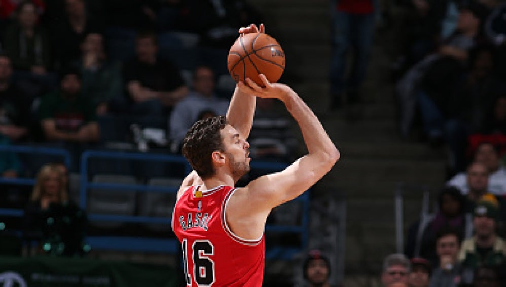 Pau Gasol tira a canasta en un partido con los Bulls