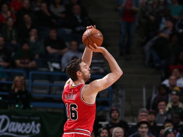 Pau Gasol tira a canasta en un partido con los Bulls