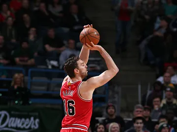 Pau Gasol tira a canasta en un partido con los Bulls Pau Gasol tira a canasta en un partido con los Bulls