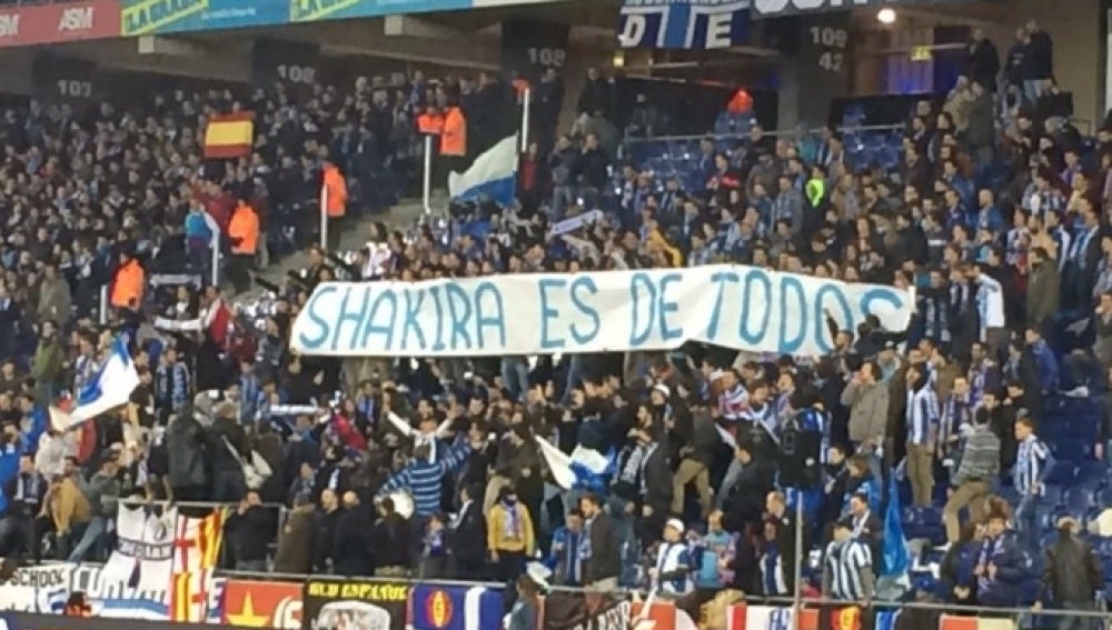 Pancarta en Cornellá contra Shakira
