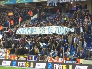Pancarta en Cornellá contra Shakira