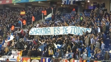 Pancarta en Cornellá contra Shakira