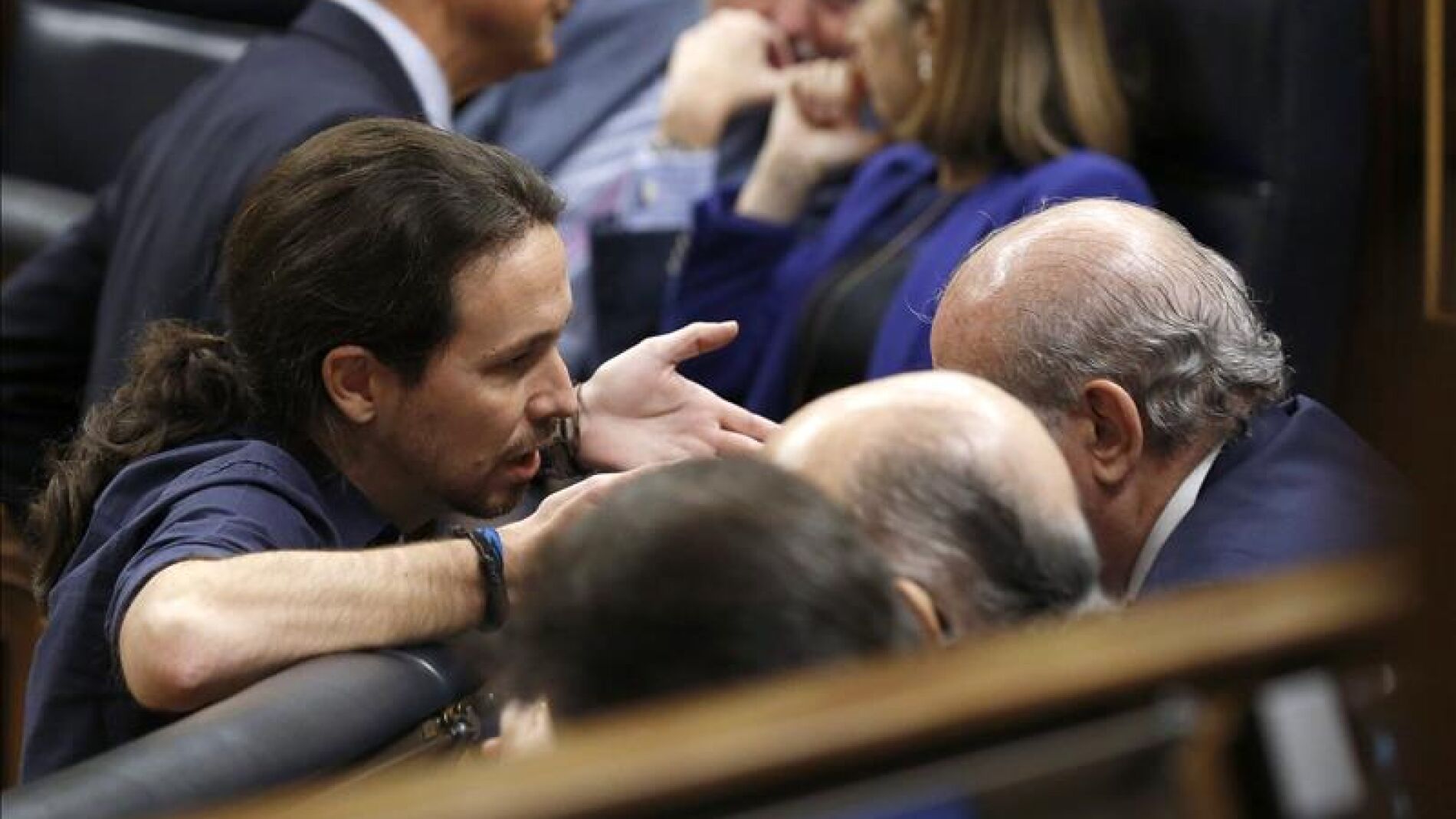 Pablo Iglesias conversa con el ministro en funciones del Interior, Jorge Fern&aacute;ndez D&iacute;az