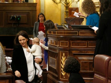 Carolina Bescansa, con su hijo en el Congreso