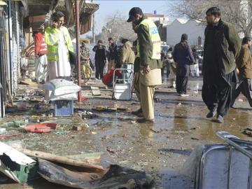 La policía inspecciona el lugar donde se ha producido una explosión en el oeste de Pakistán