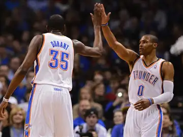 Durant y Westbrook celebran la victoria Durant y Westbrook celebran la victoria