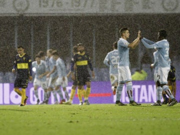 Los jugadores del Celta celebran la victoria bajo la lluvia