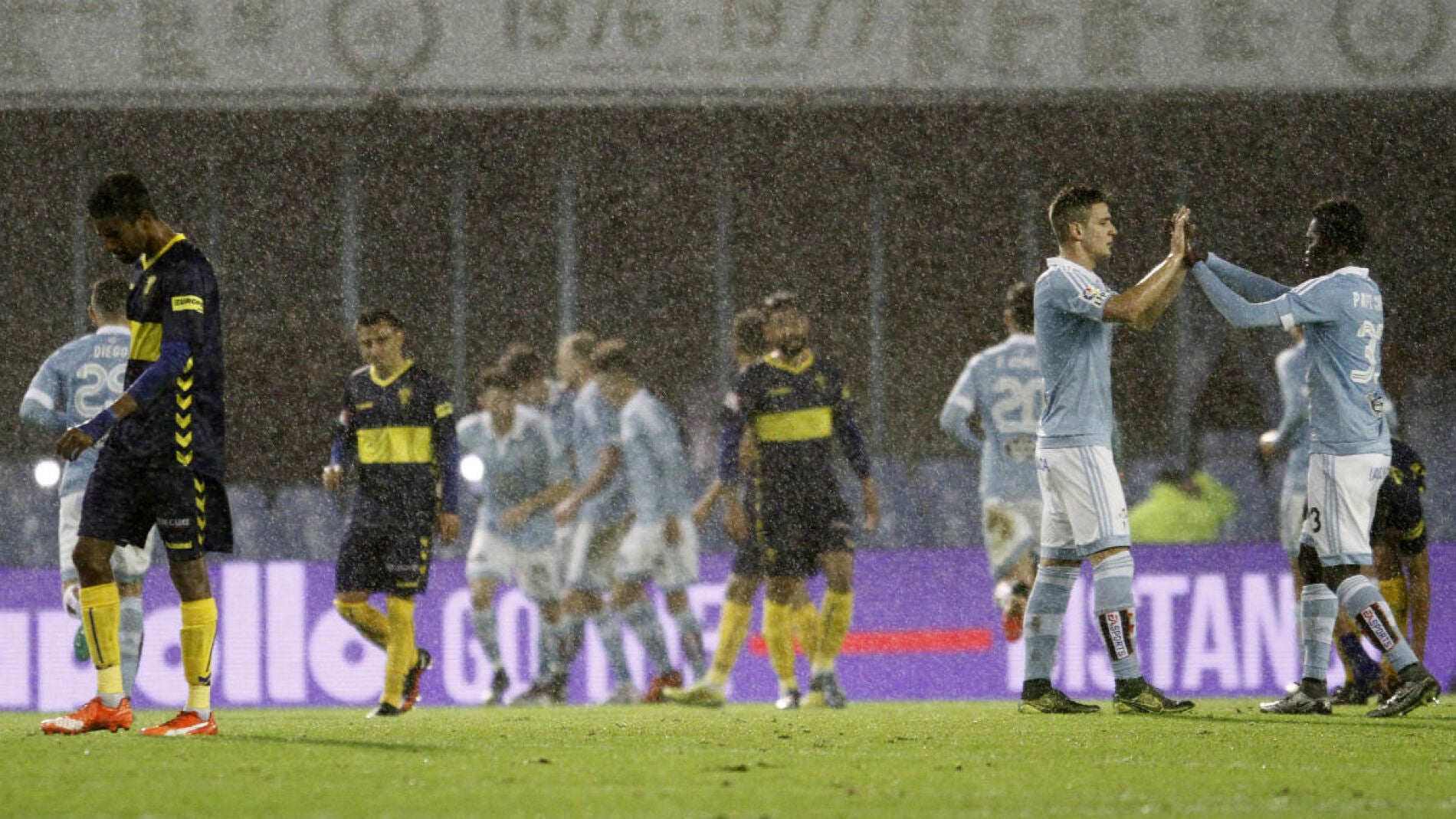 Los jugadores del Celta celebran la victoria bajo la lluvia
