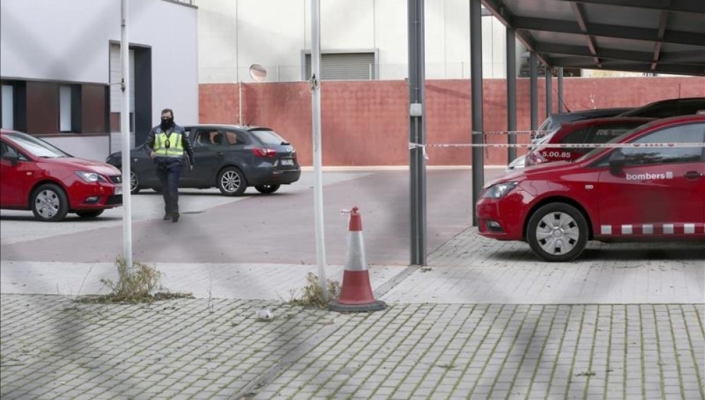 Un policía en la sede de los Bomberos de la Región Metropolitana Sur de Barcelona, en Sant Boi de Llobregat