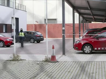 Un policía en la sede de los Bomberos de la Región Metropolitana Sur de Barcelona, en Sant Boi de Llobregat Un policía en la sede de los Bomberos de la Región Metropolitana Sur de Barcelona, en Sant Boi de Llobregat