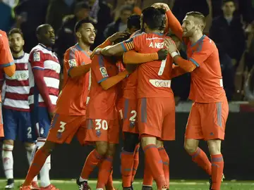 Zahibo es felicitado tras marcar ante el Granada Zahibo es felicitado tras marcar ante el Granada